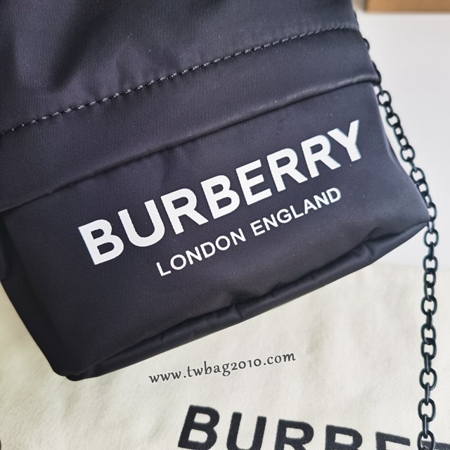 Burberry專門店新款鏈條收納小水桶包 巴寶莉經典休閒肩背女包 yxb1434